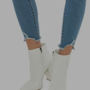 Ultra stretch skinny jeans.